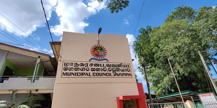 வவுனியா மாநகரசபை முன்னாள் முதல்வர் மீது பொலிசில் முறைப்பாடு