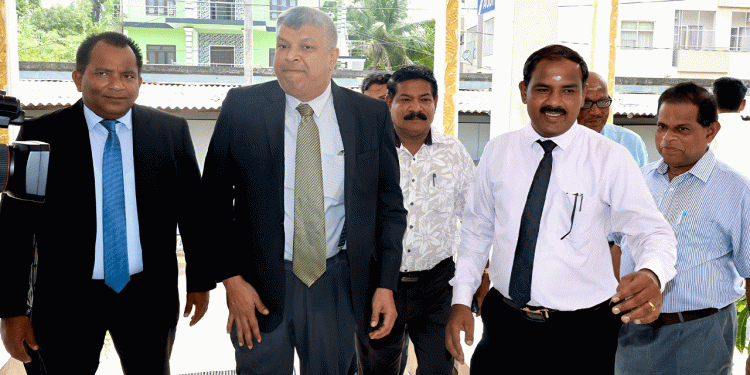 காணாமல் ஆக்கப்பட்டவர்களின் உறவினர்களை யாழ்.மாவட்ட செயலகத்தில் சந்தித்த நீதி அமைச்சர்