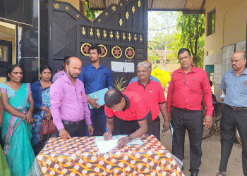 வவுனியாவில் ஆசிரியர்களால் முன்னெடுக்கப்பட்ட கையெழுத்து போராட்டம்