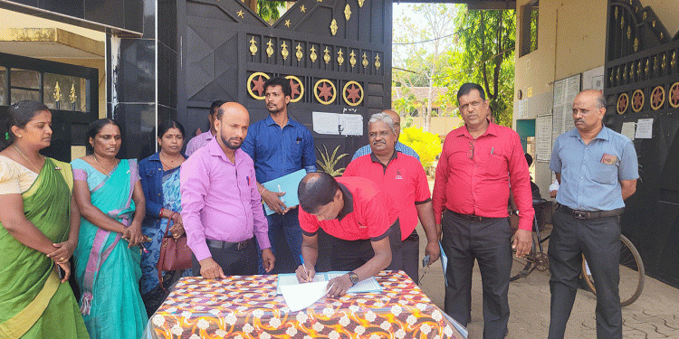 வவுனியாவில் ஆசிரியர்களால் முன்னெடுக்கப்பட்ட கையெழுத்து போராட்டம்