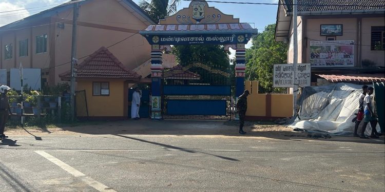 நானாட்டான் டிலாசால் கல்லூரி ஆசிரியரை இடமாற்றக் கோரி போராட்டம் முன்னெடுப்பு