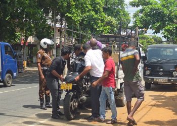 மட்டு நகரில் கார் மோட்டார் சைக்கிள் மோதிய விபத்தில் இருவர் படுகாயம்