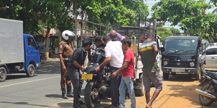 மட்டு நகரில் கார் மோட்டார் சைக்கிள் மோதிய விபத்தில் இருவர் படுகாயம்