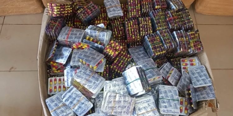 இலங்கைக்கு கடத்துவதற்காக பதுக்கி வைக்கப்பட்டிருந்த  வலி நிவாரணி மாத்திரைகள் பறிமுதல்