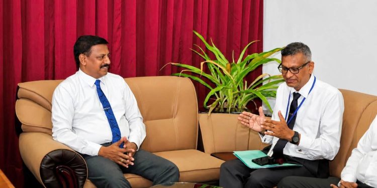 யாழ்.மாவட்ட செயலரை சந்தித்த பிராந்திய ஆணையாளர் A.P.குணதுங்ஹ