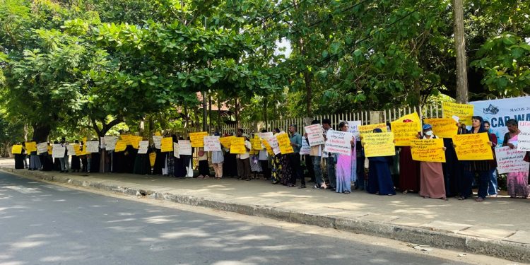 பாலியல் துஸ்பிரயோகக் குற்றச்சாட்டு தொடர்பில் யாழ்ப்பாண பல்கலைக்கழகத்தின் முன் போராட்டம்