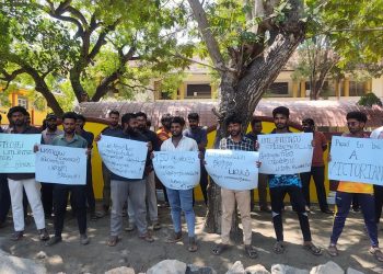 எங்கள் பாடசாலைக்கு சுமந்திரன் வேண்டாம் – யாழில் போராட்டம்