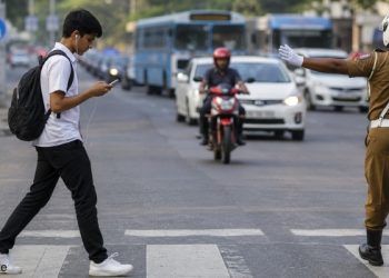 வீதிகளில் ஹெட்போன் அணிந்து பயணிக்கும் பாதசாரிகளுக்கு எதிராக சட்ட நடவடிக்கை