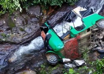 மோகினி நீர்வீழ்ச்சியில் கவிழ்ந்த முச்சக்கரவண்டி