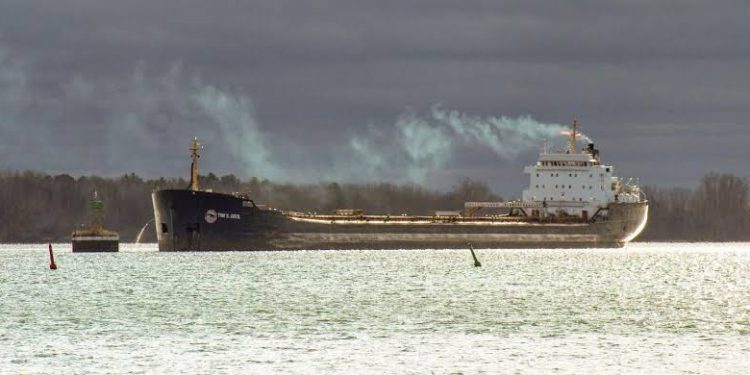 சென் லோரன்ஸ் நதியில்(St. Lawrence River) சிக்கிய பாரிய சரக்குக் கப்பல் – மீட்பு நடவடிக்கைகள் தீவிரம்
