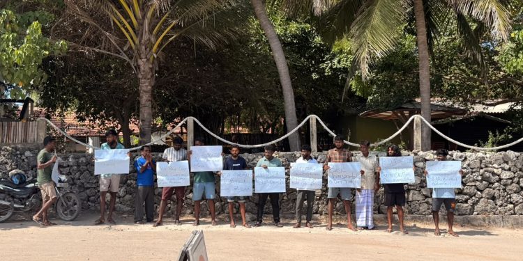 நெடுந்தீவுக்கான படகு சேவைகளை சீராக்க கோரி போராட்டம் முன்னெடுப்பு
