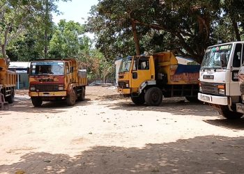 கிளிநொச்சியில் சட்டவிரோத மணல் அகல்வில் ஈடுபட்ட ஐந்து டிப்பர்கள்