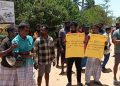 கண்டாவளை பிரந்தனாறு பகுதியில் வீதியை மறித்து முன்னெடுக்கப்பட்ட ஆர்ப்பாட்டம்