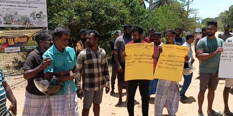 கண்டாவளை பிரந்தனாறு பகுதியில் வீதியை மறித்து முன்னெடுக்கப்பட்ட ஆர்ப்பாட்டம்