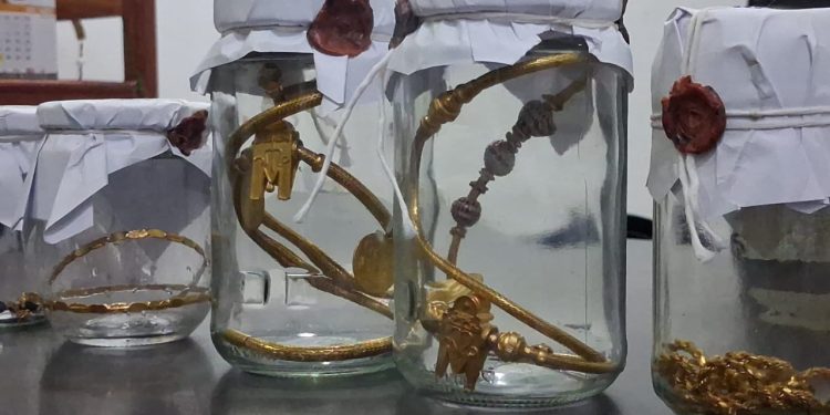 யாழில். நகைகளை திருடிய குற்றத்தில் கைதான மூவர் விளக்கமறியலில்