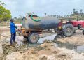 நெடுந்தீவு குதிரைகளுக்கு தண்ணீர் வழங்கும் கடற்படையினர்