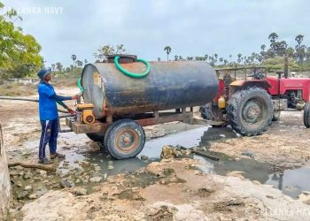 நெடுந்தீவு குதிரைகளுக்கு தண்ணீர் வழங்கும் கடற்படையினர்