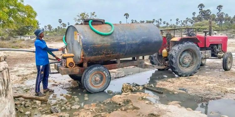 நெடுந்தீவு குதிரைகளுக்கு தண்ணீர் வழங்கும் கடற்படையினர்