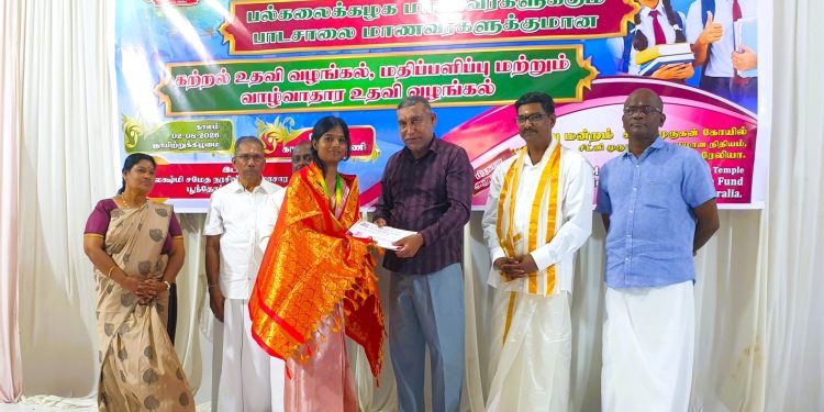 வவுனியாவில் குறைந்த வருமானம் பெறும் மாணவர்களுக்கு வழங்கப்பட்ட புலமைப்பரிசில்கள்