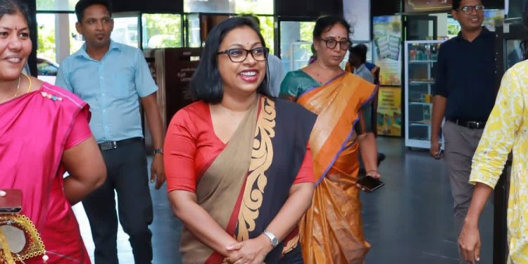 யாழ் பிரதான தபால் நிலையத்திற்கு விஜயம் மேற்கொண்ட பிரதி அமைச்சர்