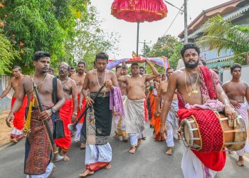 வரலாற்று சிறப்புமிக்க நல்லூர் கந்தசுவாமி ஆலயத்தின் கொடிச்சீலை கையளிப்பு