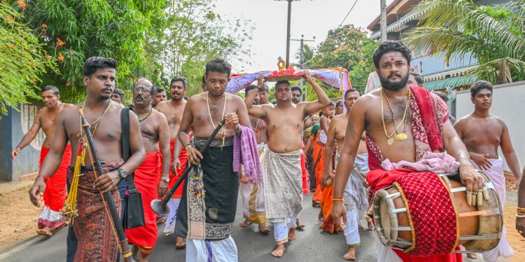 வரலாற்று சிறப்புமிக்க நல்லூர் கந்தசுவாமி ஆலயத்தின் கொடிச்சீலை கையளிப்பு