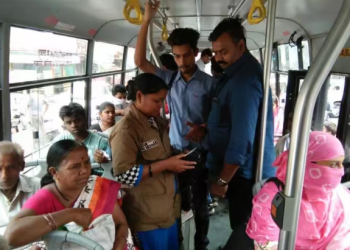 பேருந்தில் டிக்கெட் இல்லாமல் பயணம் செய்த மாணவர்:  அபராதம் வசூலித்து அதிகாரி மோசடி