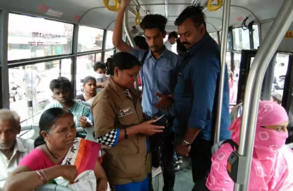 பேருந்தில் டிக்கெட் இல்லாமல் பயணம் செய்த மாணவர்:  அபராதம் வசூலித்து அதிகாரி மோசடி