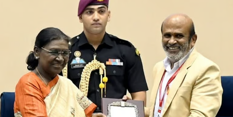 சங்கீத நாடக அகாடமி விருதைப் பெற்றார் நடிகர் வாகை சந்திரசேகர்!