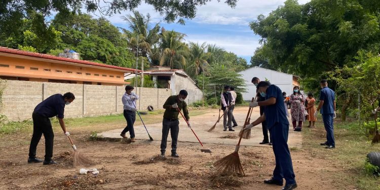 யாழில் சிரமதான பணியில் ஈடுபட்ட  இந்திய துணைத்தூதராக அதிகாரிகள்