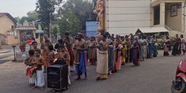 இணுவில் பரராஜசேகர ஆலய பிள்ளையாருக்கு பாலாபிஷேகம்