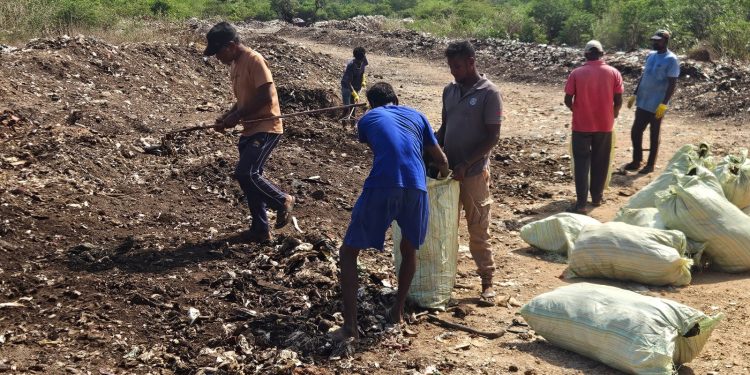 கீரிமலையில் கொட்டப்படும்  குப்பைகள் தொடர்பில்  ஆளுநர் அலுவலகத்தில் முறைப்பாடு