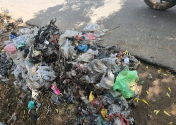 மன்னார் பொது சுகாதார வைத்திய அதிகாரி பணிமனை முன்பு சுகாதார சீர்கேடு