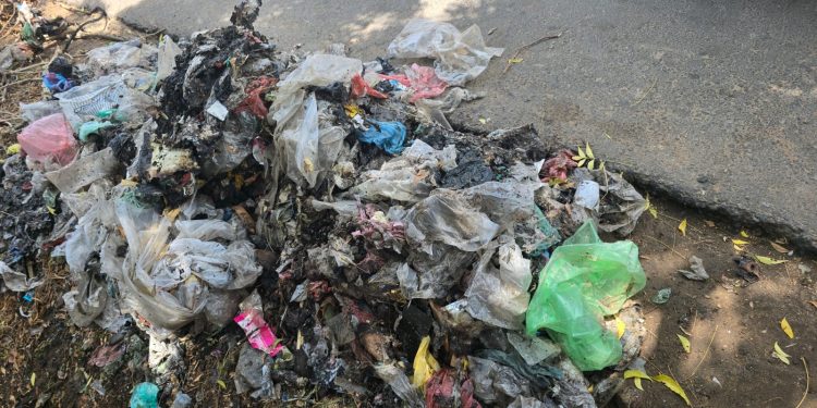 மன்னார் பொது சுகாதார வைத்திய அதிகாரி பணிமனை முன்பு சுகாதார சீர்கேடு