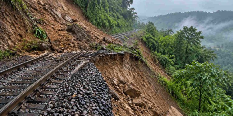 அசாம் நிலச்சரிவு: மிசோரம் ரயில் சேவை துண்டிப்பு