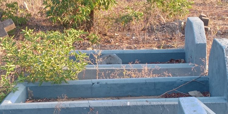உடைக்கப்பட்டுள்ள தந்தை செல்வாவின் நினைவாக அமைக்கப்பட்டிருந்த  நினைவுத் தூபி