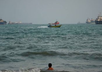 கார்க் தீவு அருகே அமெரிக்க ஏவுகணைத் தாக்குதல்