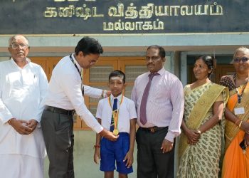 யாழில் தரம் 5 புலமைப் பரிசில் பரீட்சையில் முதலிடம் பெற்ற  மாணவனுக்கு கௌரவிப்பு