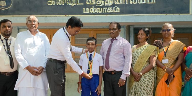 யாழில் தரம் 5 புலமைப் பரிசில் பரீட்சையில் முதலிடம் பெற்ற  மாணவனுக்கு கௌரவிப்பு
