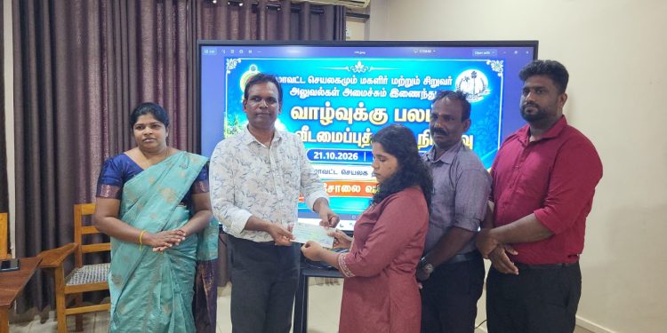 கிளிநொச்சியில் 15 பேருக்கு வீட்டுத்திட்டத்திற்கான காசோலை வழங்கி வைப்பு