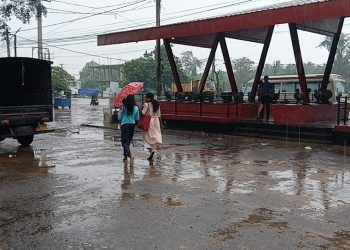 கிளிநொச்சியில் தொடர்ச்சியாகப் பெய்யும் மழை – மாணவர்கள், விவசாயிகள் பாதிப்பு!