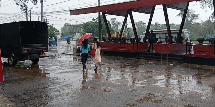 கிளிநொச்சியில் தொடர்ச்சியாகப் பெய்யும் மழை – மாணவர்கள், விவசாயிகள் பாதிப்பு!