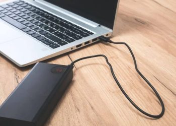 Laptop charger இல் இந்த மாற்றங்கள் தெரிகிறதா? அலட்சியம் வேண்டாம்