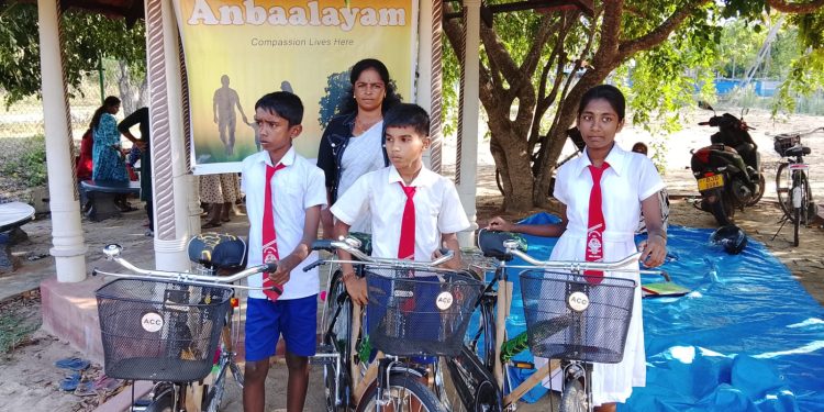மாணவர்களின் கல்வி நடவடிக்கைகளுக்கு உதவும் வகையில் துவிச்சக்கர வண்டிகள் வழங்கி வைப்பு