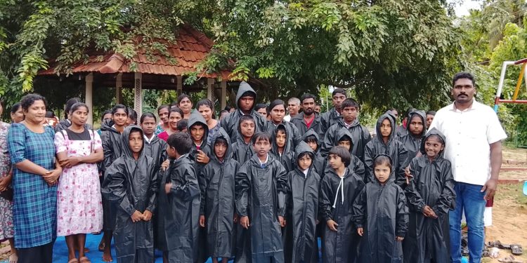 விசுவமடுவில் 32 மாணவர்களுக்கு மழைக்கவசங்கள் வழங்கி வைப்பு