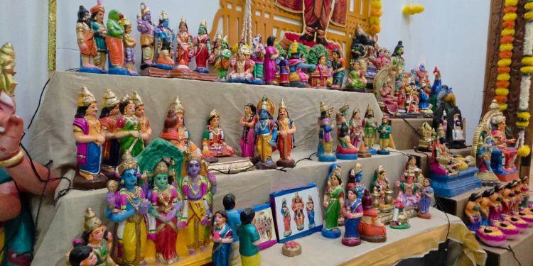 கோண்டாவில் பகுதியில் ஆயிரத்திற்கும் மேற்பட்ட பொம்மைகளுடன் பிரம்மாண்ட கொலு