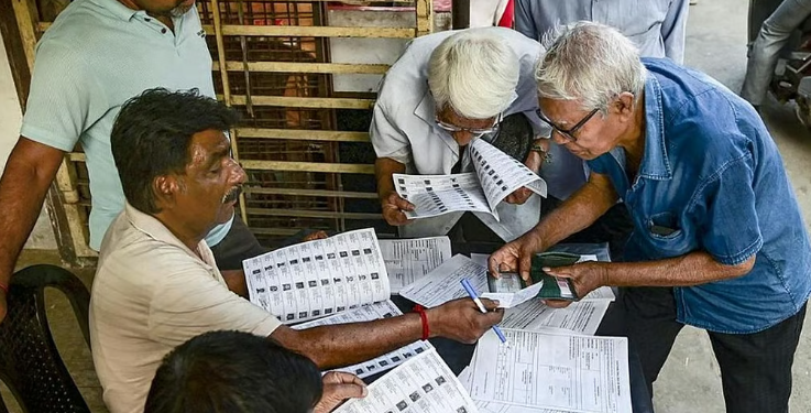 வாக்காளர் பட்டியலில் தவறாக நீக்கப்பட்டவர்களை மீண்டும் சேர்க்க தேர்தல் ஆணையம் நடவடிக்கை