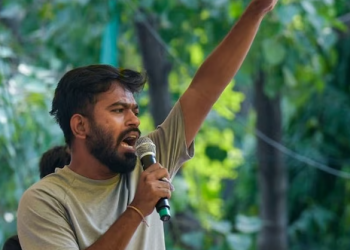 டெல்லி விமான நிலையத்தில் அபிஜித் தீப்கேவுக்கு எதிர்ப்பு!