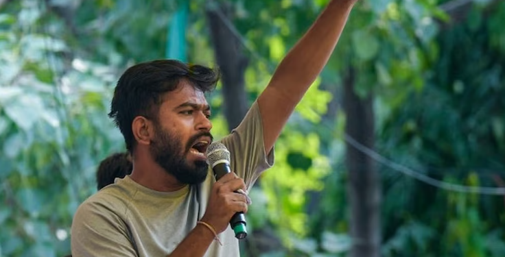 டெல்லி விமான நிலையத்தில் அபிஜித் தீப்கேவுக்கு எதிர்ப்பு!
