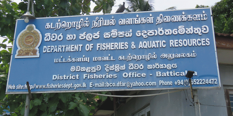 காத்தான்குடியில் கடற்படையினரிடம் சட்டவிரோதமாக   சிக்கிய  5 சுருக்கு வலைகள்